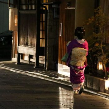 Гейша на улице в Японии