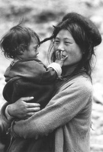 Тибетские женщина и малыш