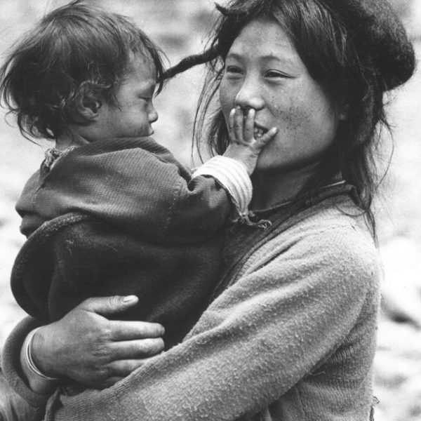 Тибетские женщина и малыш