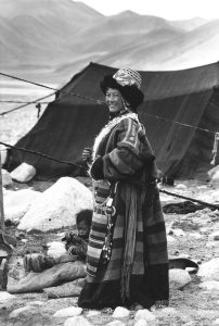 Женщина в народном одеянии Тибета
