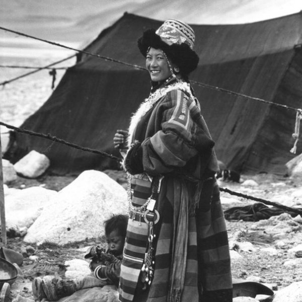 Женщина в народном одеянии Тибета