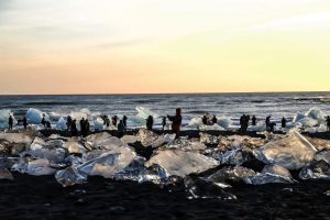 Туристы в ледяной лагуне в Исландии