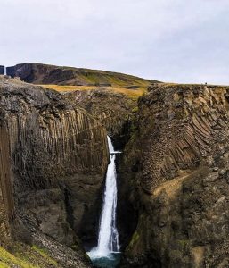 Водопад в камнях в Исландии