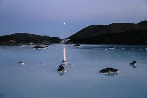 лунная дорожка на воде в исландии