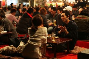Пара в кафе в Японии