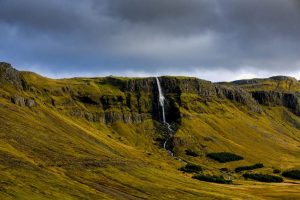 Водопад с горы в исландии