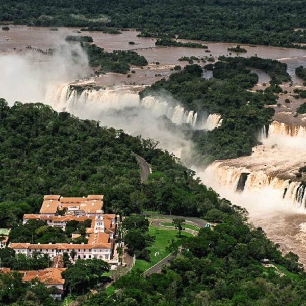 отель рядом с водопадом в бразилии