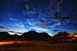 Звёздное небо и гора-Шпитцкоппе, Намибия