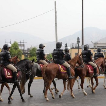 Полиция на конях в Лиме, Перу