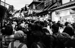 Японский народ идёт в храм в Киото