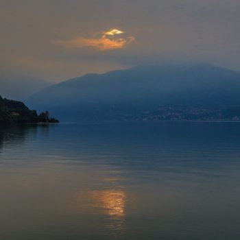 Восход на озере Комо, Италия
