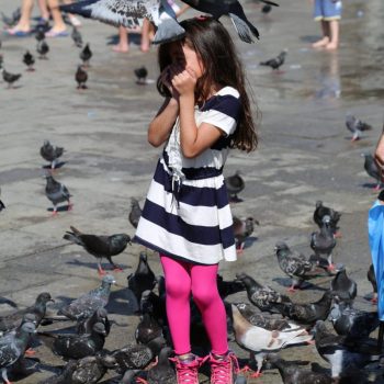 Девочка и голуби в Венеции