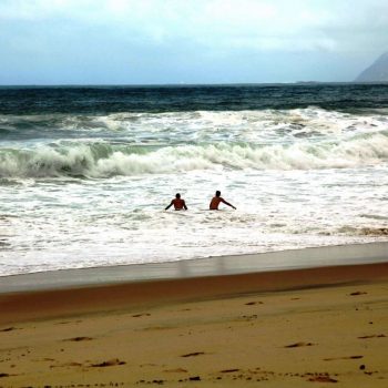 Люди купаются в шторм в Бразилии