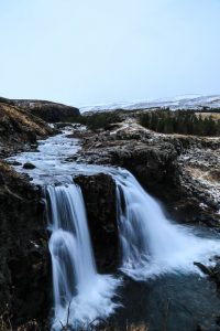 красивый водопад в исландии