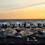 Люди в лагуне льда в Исландии
