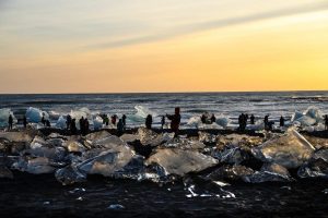 Люди в лагуне льда в Исландии