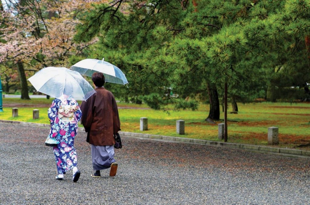 люди идут из-императорского-дворца, япония