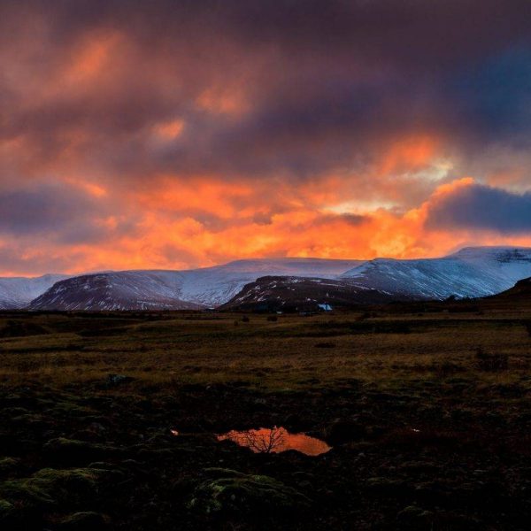 Восход и горы в Исландии