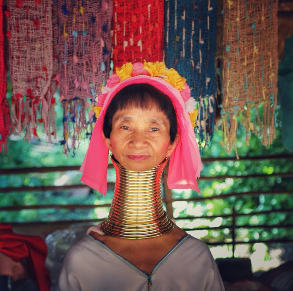 Длинная шея длинная жизнь. Люди с длинной шеей. Длинная шея у женщин. Тайланд женщины с длинными шеями.