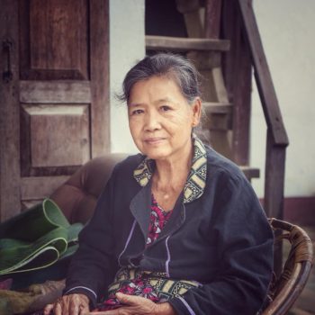 Пожилая дама в Лаосе