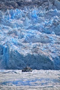 Корабль в ледниках